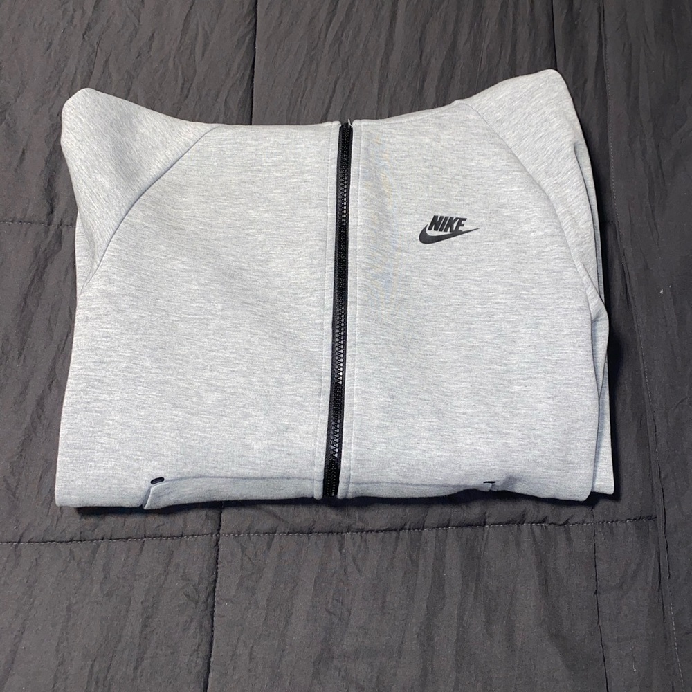 Nike tech fleece SIZE: small